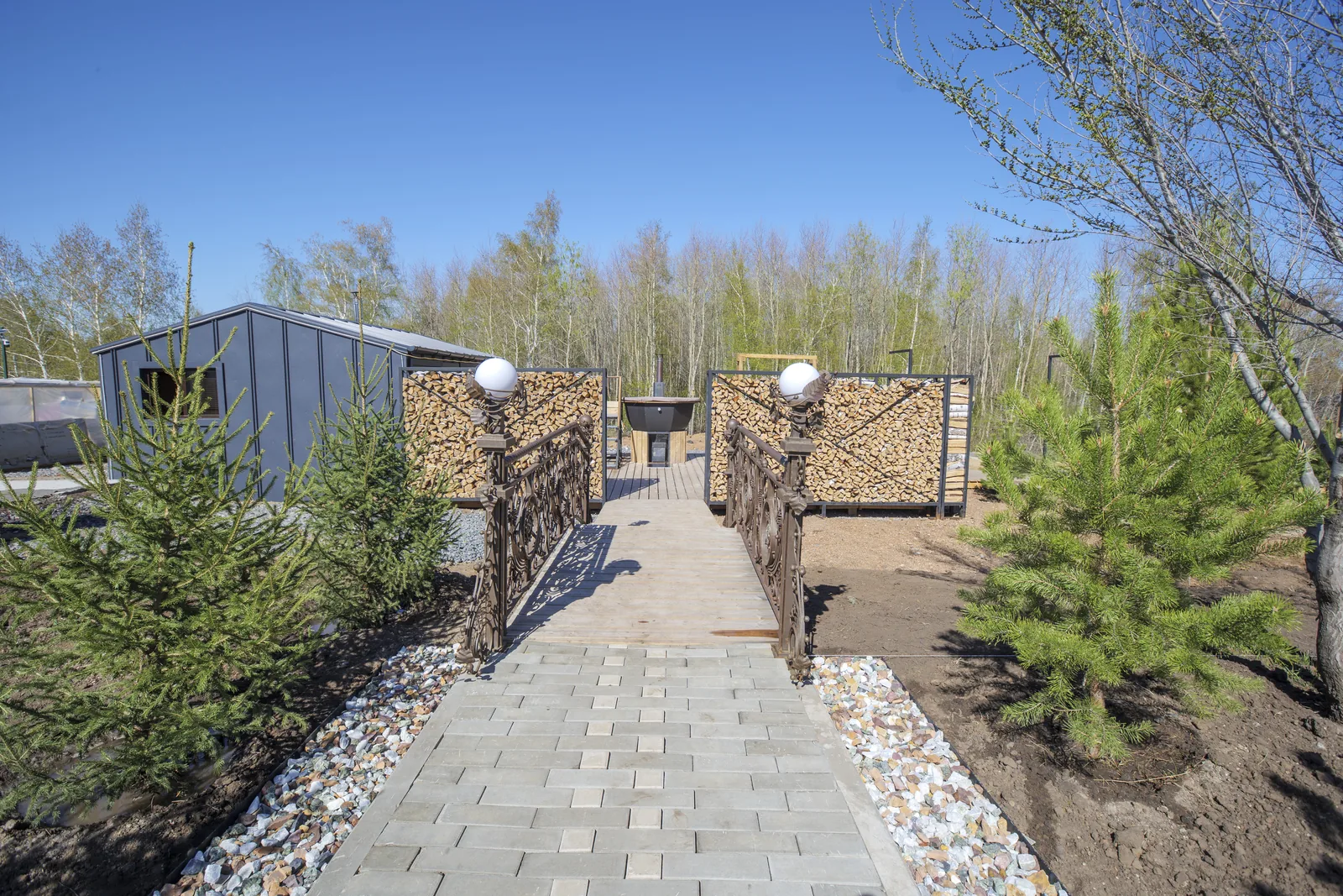 Зелёная территория Dara Resort рядом с лесом