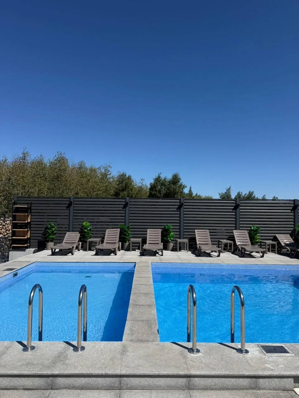 Два открытых бассейна Dara Resort в летний день