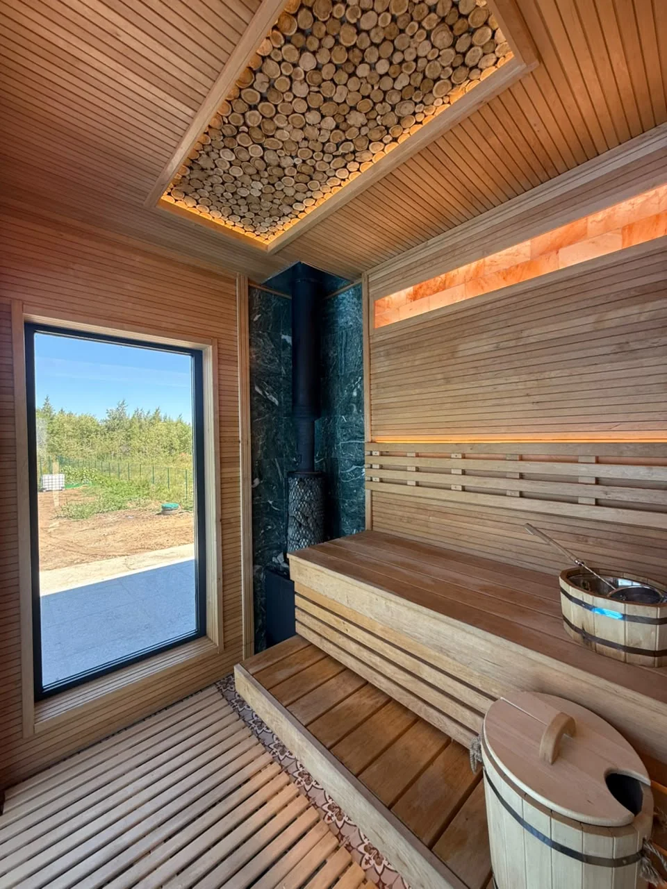 Финская сауна Dara Resort с деревянной отделкой и соляной подсветкой