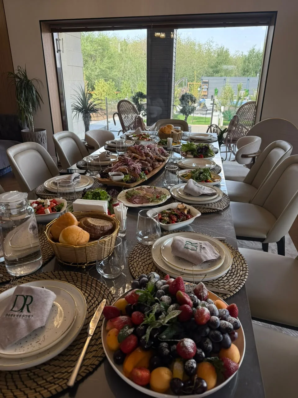 Один богато сервированный стол для частного ужина в Dara Resort