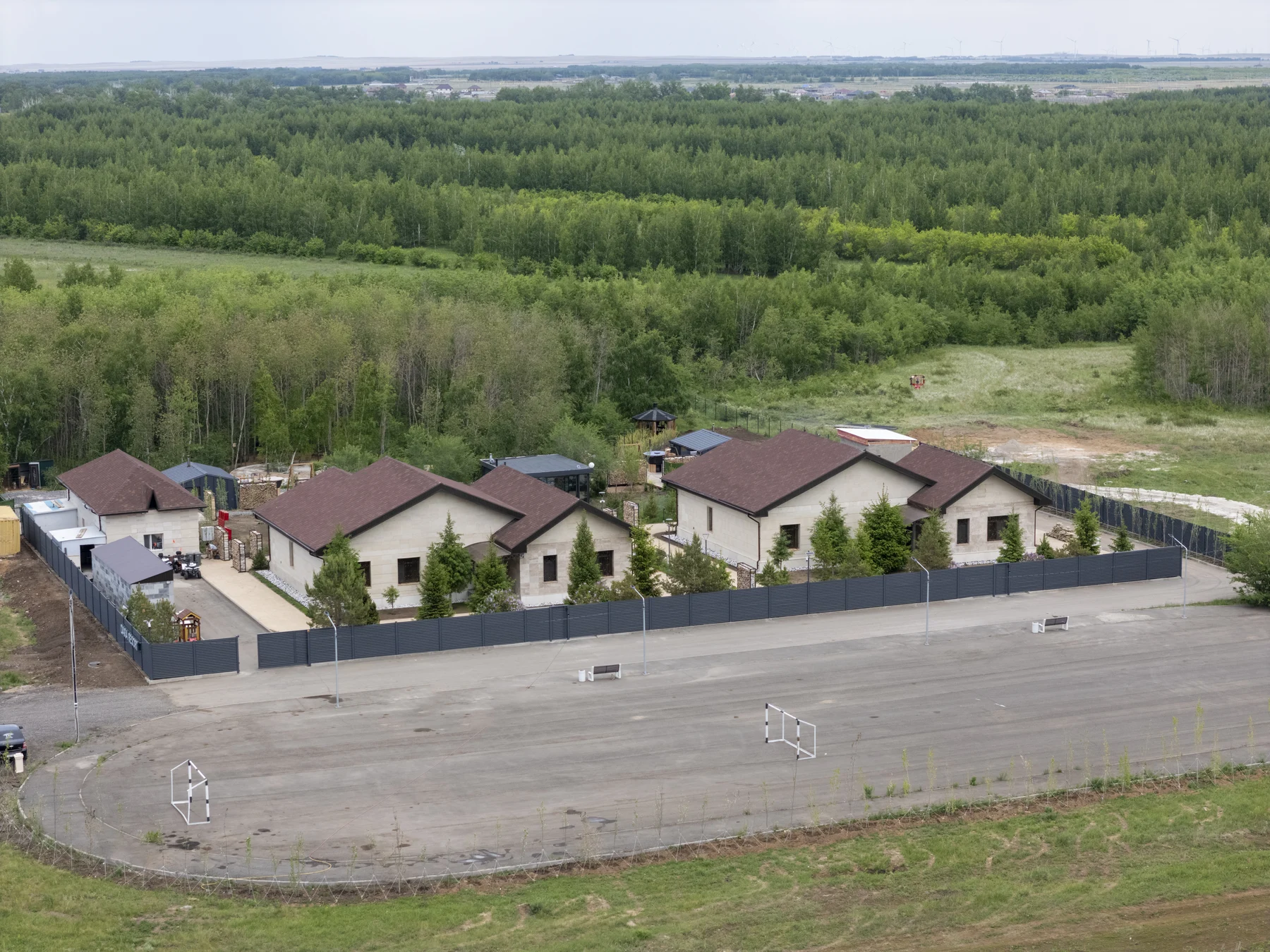 Dara Resort с высоты: два дома, банные павильоны и лес